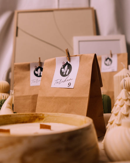 herzton Adventskalender, Tüten geöffnet mit Kerzen und Deko-Überraschungen