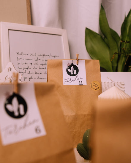 herzton Adventskalender, Draufsicht auf alle 24 Tüten mit herzton-Labels