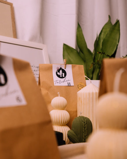 herzton Adventskalender, einzelne Tüte mit Anhänger Nahaufnahme