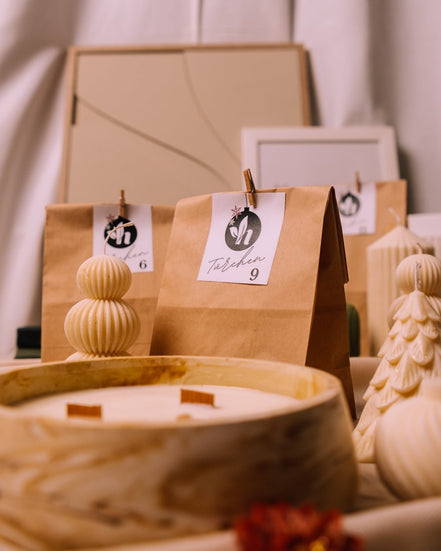 herzton Adventskalender, Lifestyle-Foto mit Winterstern und Herzfeuer-Kerze