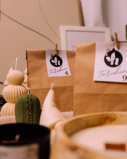 herzton Adventskalender, nummerierte Tüten Türchen 3, 6, 9, 11 mit Kerzen arrangiert