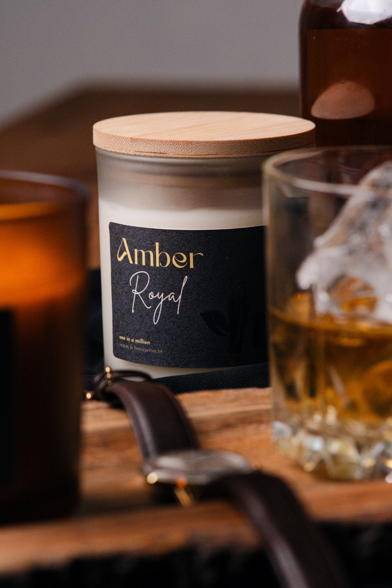 herzton Amber Royal mit brennendem Holzdocht auf Naturholz