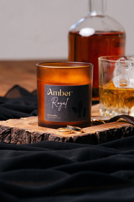 herzton Amber Royal Kerze seitlich auf Holz, warmes Licht