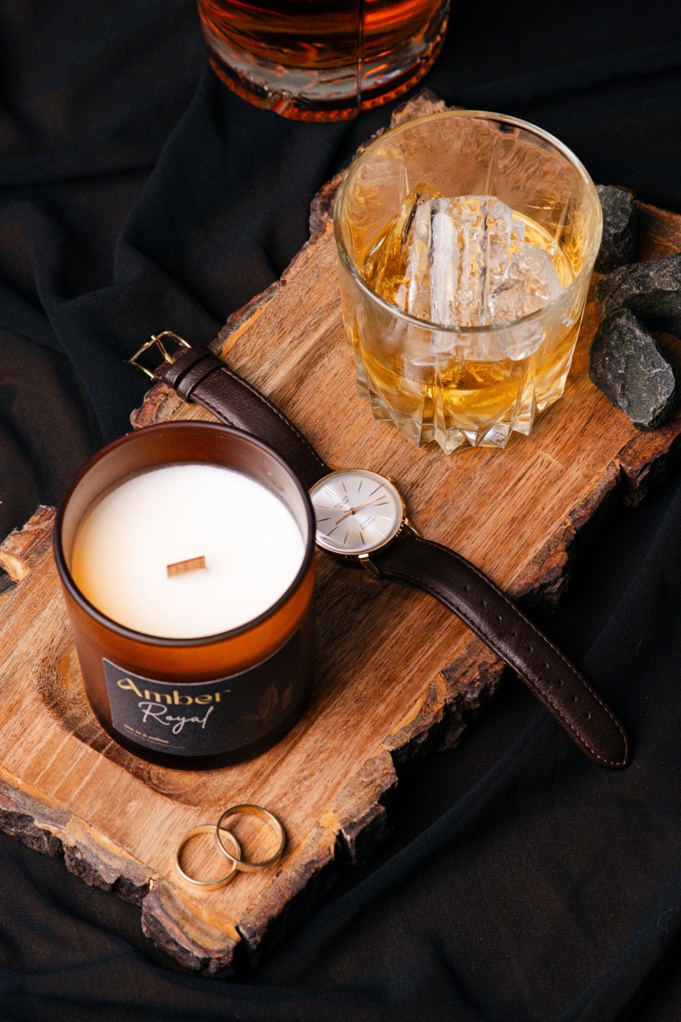 herzton Amber Royal Kerze mit Holzdocht von oben, Nahaufnahme