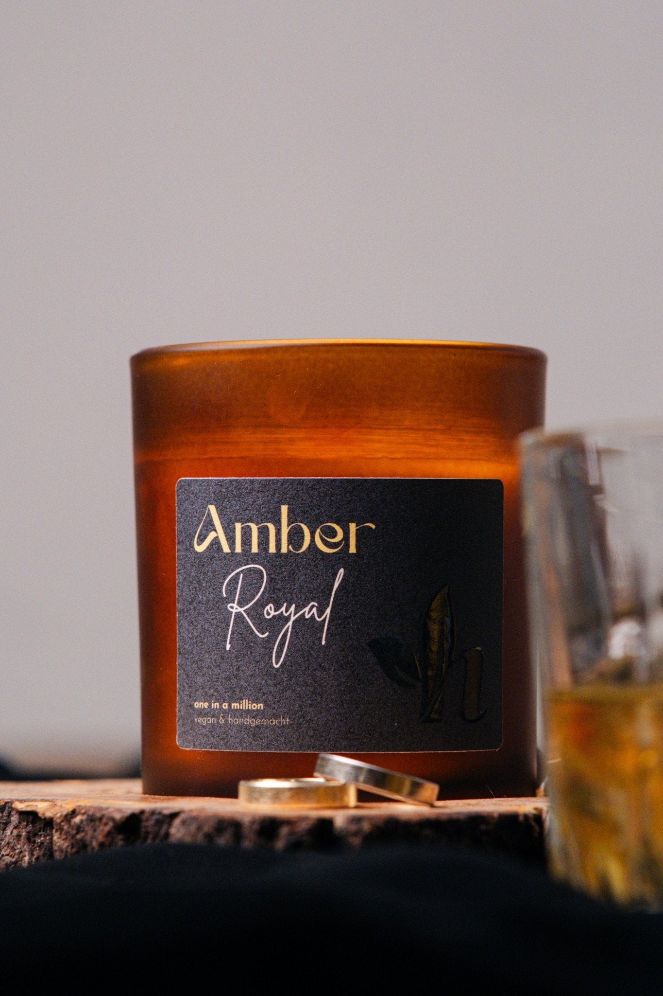 herzton Amber Royal Kerze in der Übersicht mit Bambus und dunklem Hintergrund