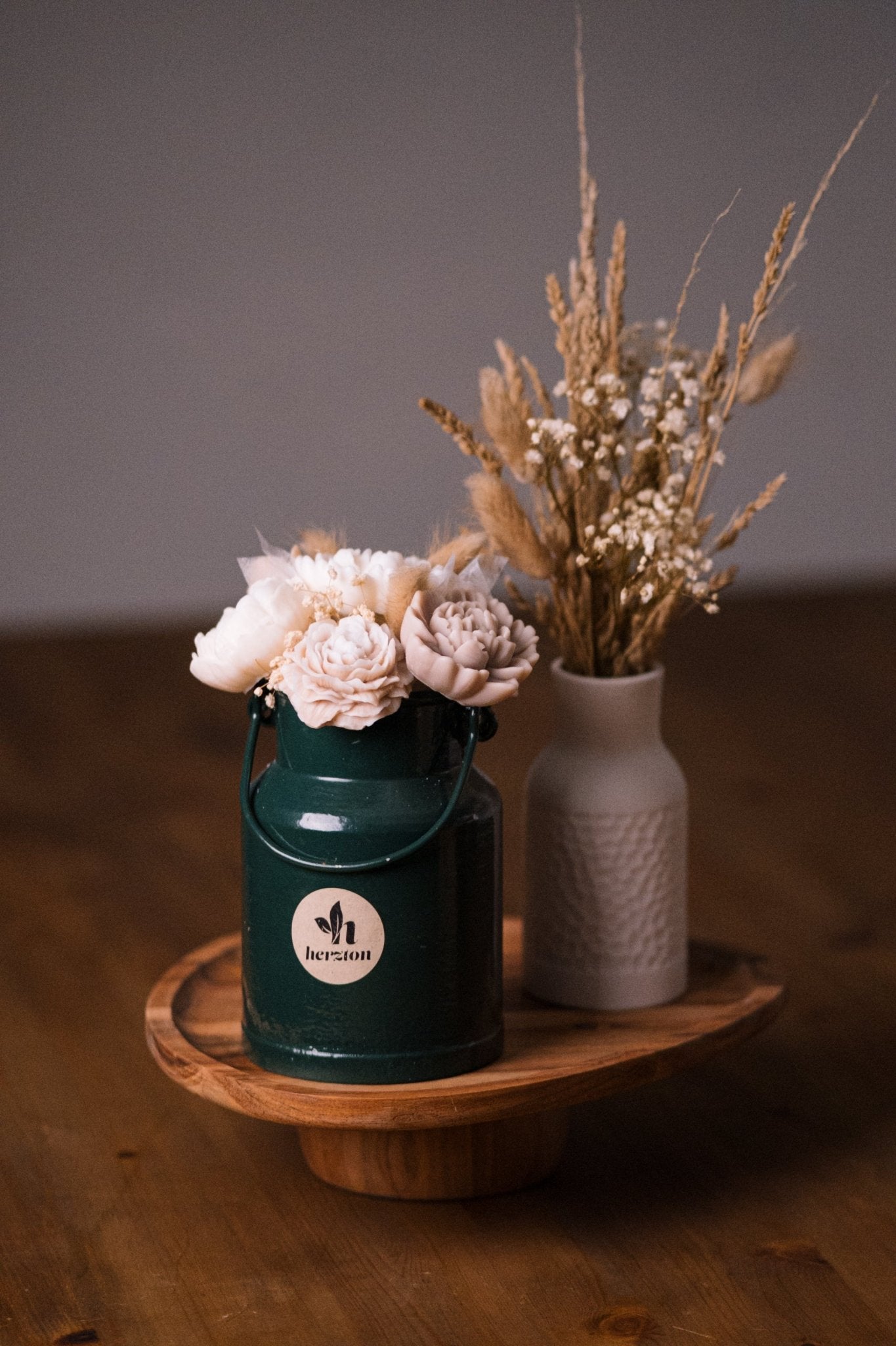 herzton Blumenstrauß Milchkanne Nahaufnahme, weiße und zartrosa Wachsrosen mit Trockenblumen