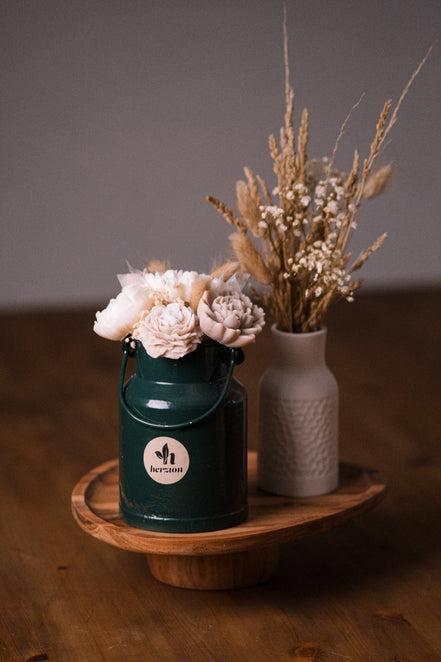 herzton Blumenstrauß Milchkanne Nahaufnahme, weiße und zartrosa Wachsrosen mit Trockenblumen