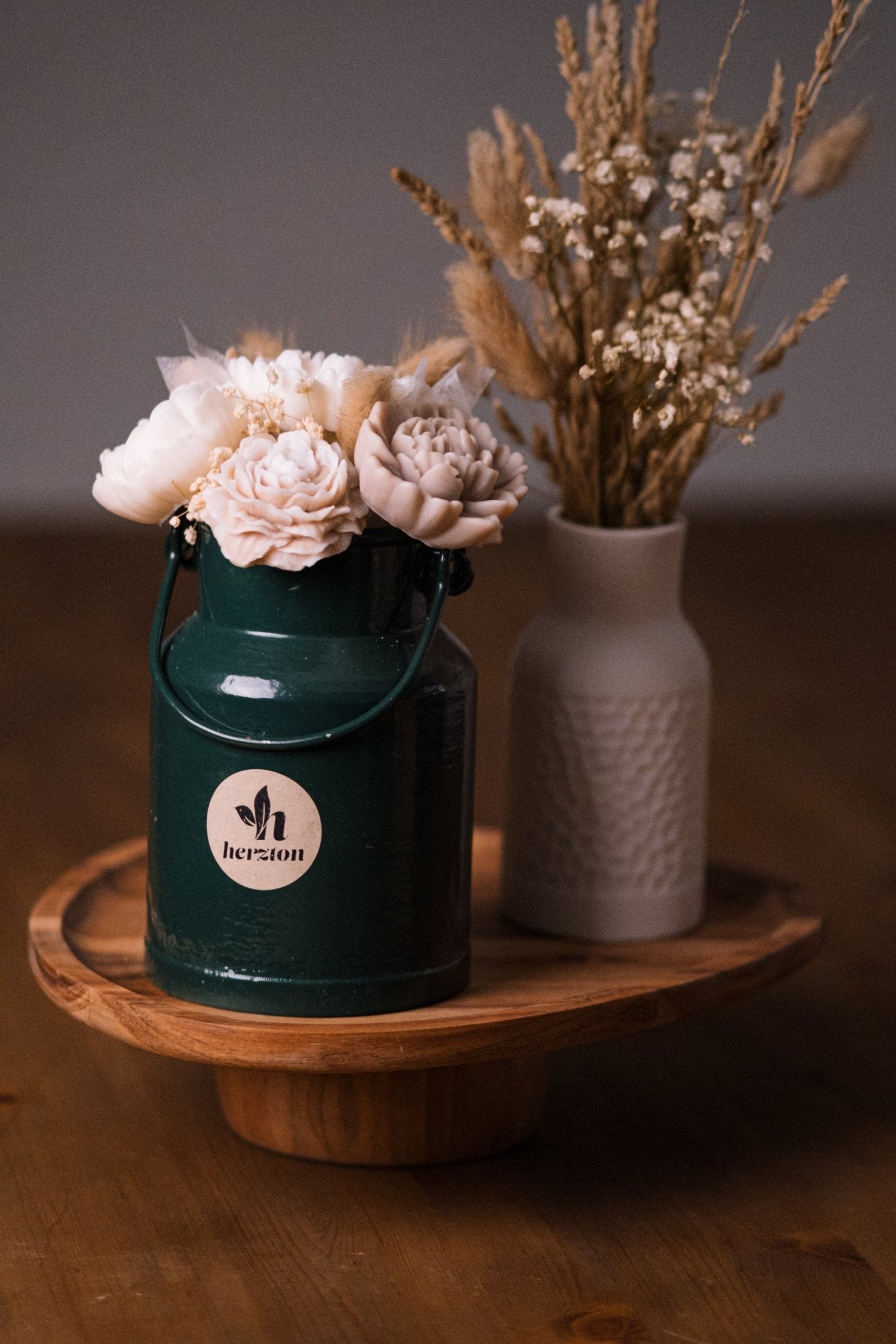herzton Blumenstrauß Milchkanne Seitenansicht, Upcycling-Kanne mit handgegossenen Wachsblüten