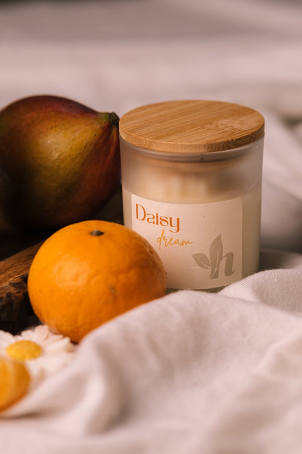 herzton Daisy Dream Kollektion im Amber-Glas und weißem Glas nebeneinander