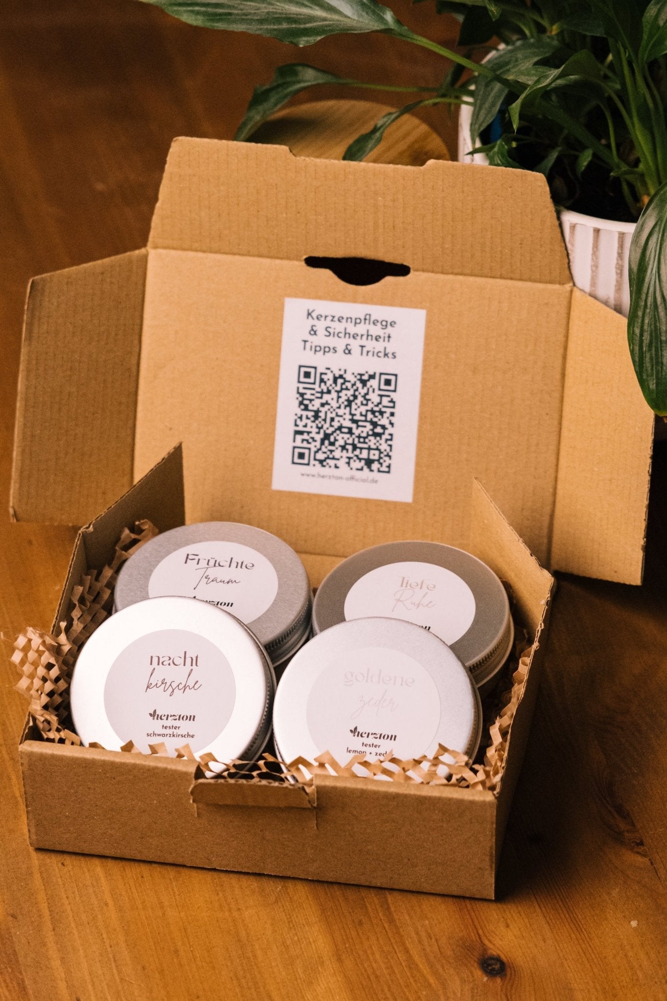 herzton Duft-Tester Set auf Holztisch, geöffnete Dose mit weißem Sojawachs