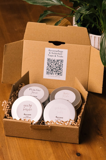 herzton Duft-Tester Set auf Holztisch, geöffnete Dose mit weißem Sojawachs