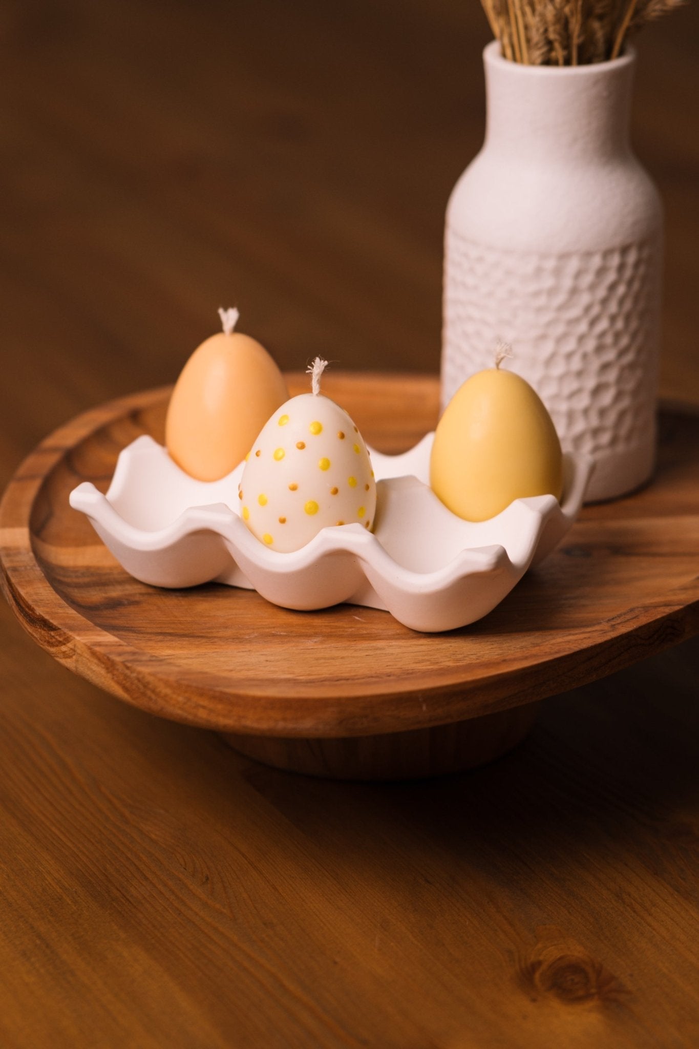 herzton Eier-Nest von der Seite auf rundem Holztablett, welliges Design aus mattem Gussmaterial