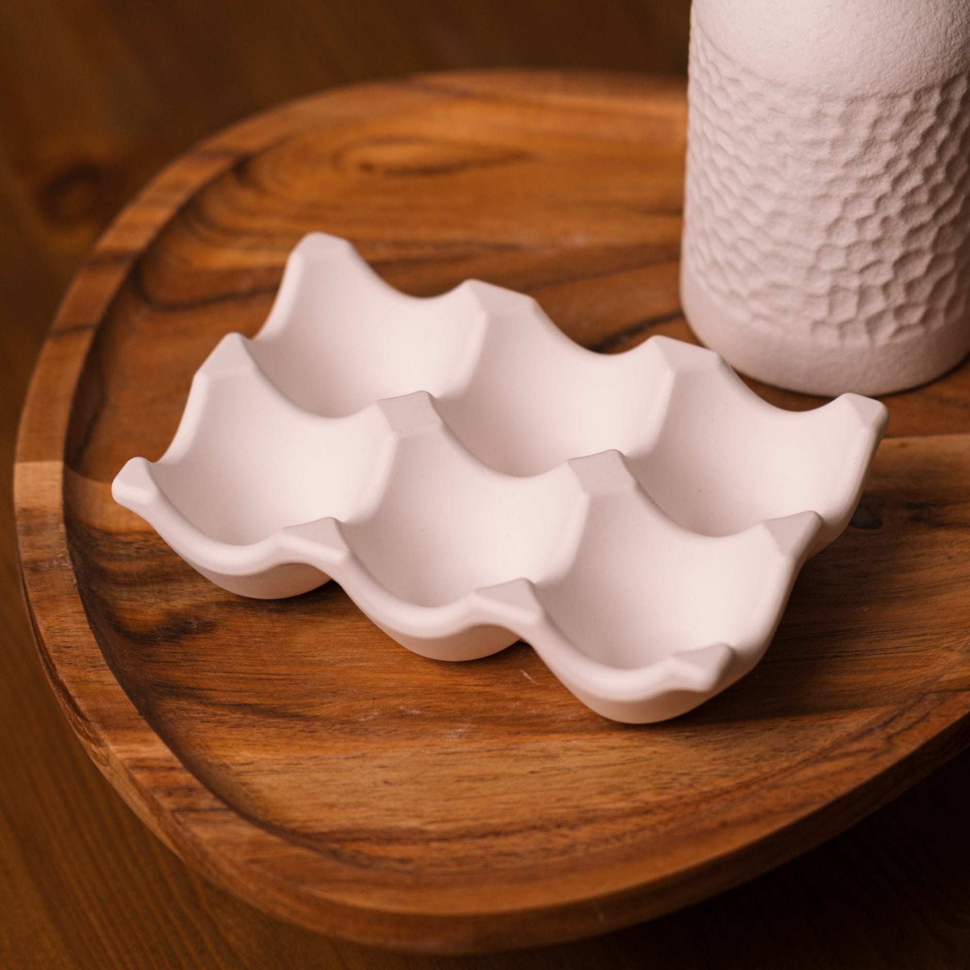 herzton Eier-Nest aus weißem Raysin mit 6 Mulden auf Holztablett, minimalistische Osterdeko