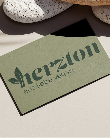 herzton Geschenkgutschein auf grüner Karte mit Logo, aus liebe vegan
