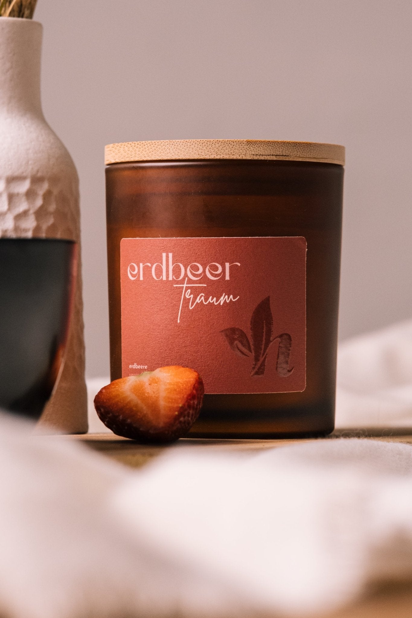 herzton Erdbeer Traum von oben, Holzdocht sichtbar, Erdbeeren als Dekoration