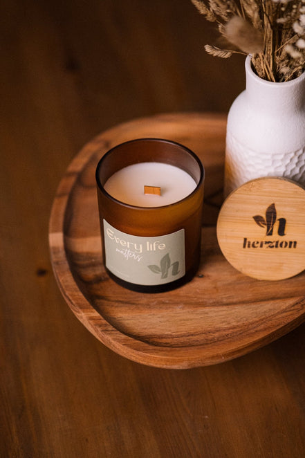 herzton Every life matters Kerze Nahaufnahme, mintgrünes Label mit herzton Logo auf Amberglas