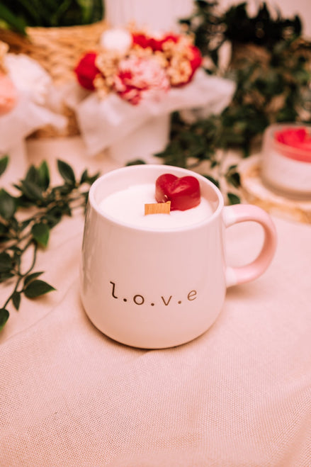 herzton Flame of Love rosa Keramiktasse mit l.o.v.e Schriftzug und rotem Wachsherz mit Holzdocht