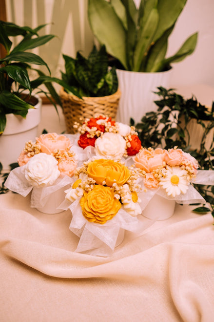 herzton Flower Cup Kollektion, drei Farbvarianten mit verschiedenen Wachs-Blüten nebeneinander