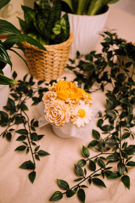herzton Flower Cup in Gelb und Weiß mit Sonnenblume und Schleierkraut, natürliche Deko