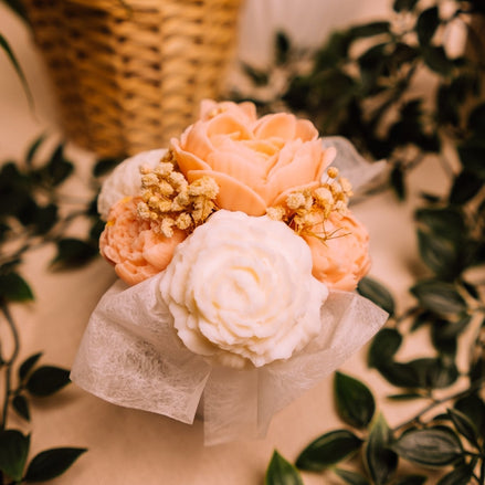 herzton Flower Cup, handgemachtes Wachs-Bouquet mit Pfirsichrose und weißer Pfingstrose, Seidenpapier