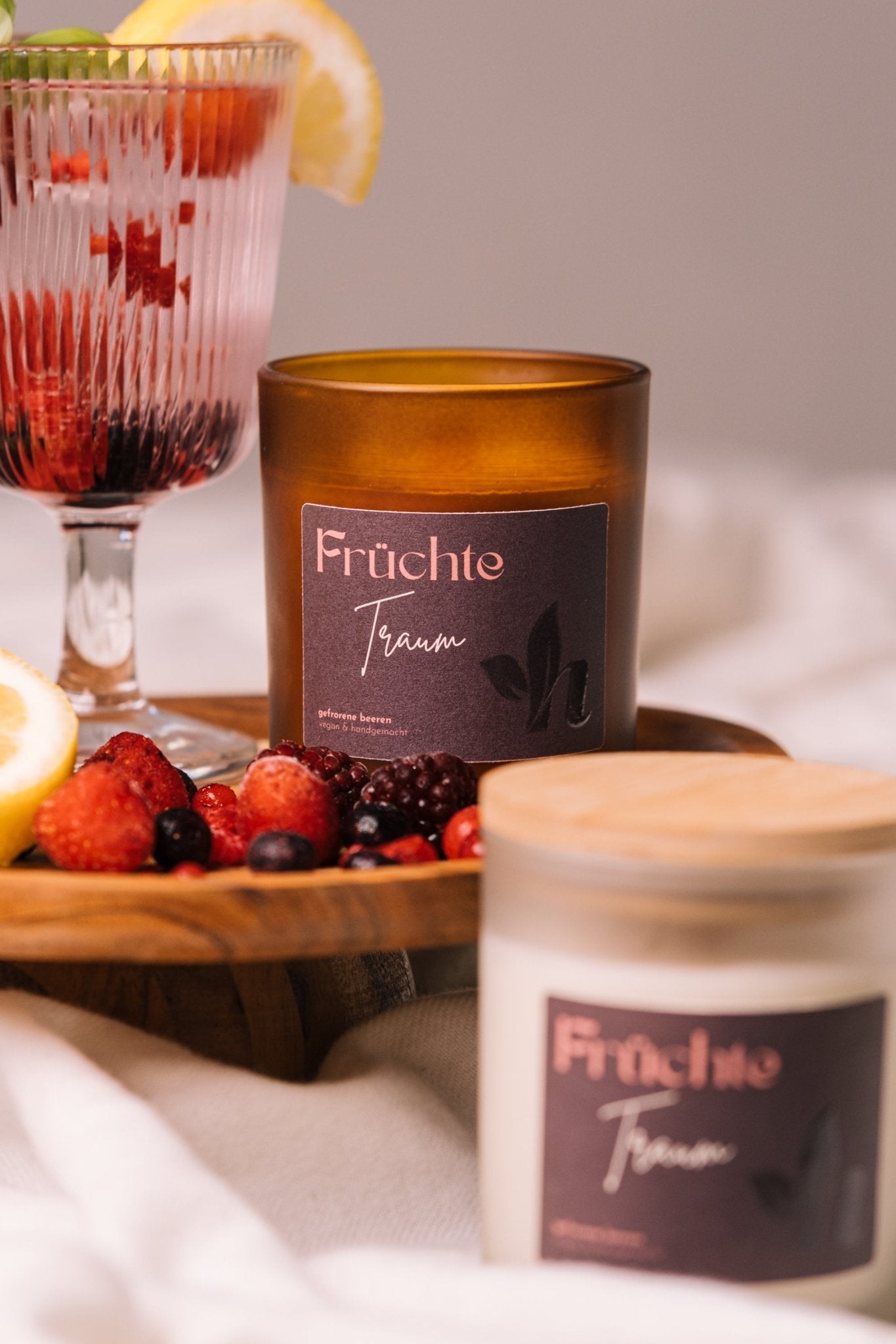 herzton Früchtetraum auf Holztisch mit Beeren-Arrangement
