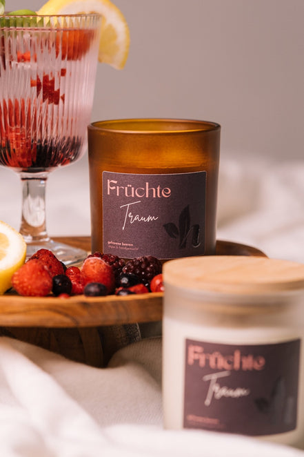 herzton Früchtetraum auf Holztisch mit Beeren-Arrangement