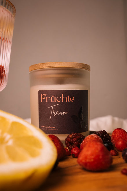herzton Früchtetraum im Milchglas mit Bambusdeckel, Beeren und Zitrone als Dekoration
