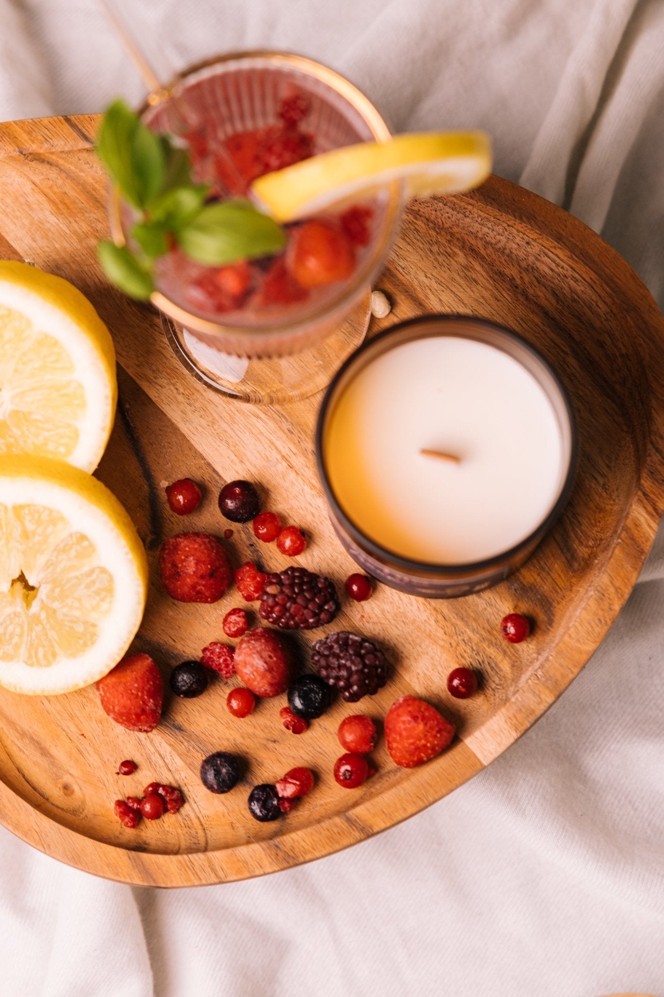herzton Früchtetraum mit Erdbeeren und Brombeeren auf Holzbrett