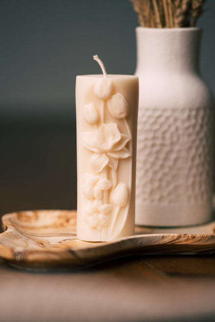 herzton Frühlingsbote mit Tulpen-Relief, vegane Sojawachskerze handgemacht in Unterschneidheim