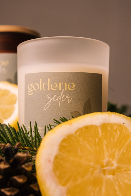herzton Goldene Zeder von oben, Holzdocht sichtbar, Bambusdeckel daneben