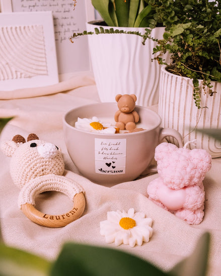 herzton Hello Baby Cup handgemacht, Detailansicht Bär-Wachsfigur auf Kerzenoberfläche