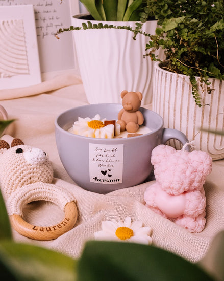 herzton Hello Baby Cup Kerze in grauer Keramiktasse mit Bärchen und Gänseblümchen-Motiv