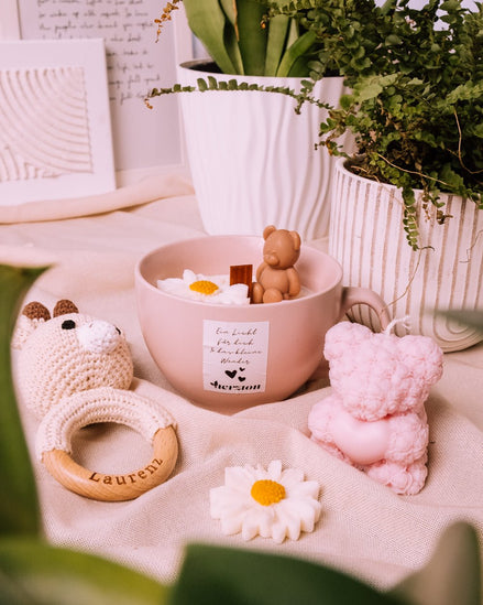 herzton Hello Baby Cup vegane Kerze, vier Farbtöne blau rosa grün neutral nebeneinander