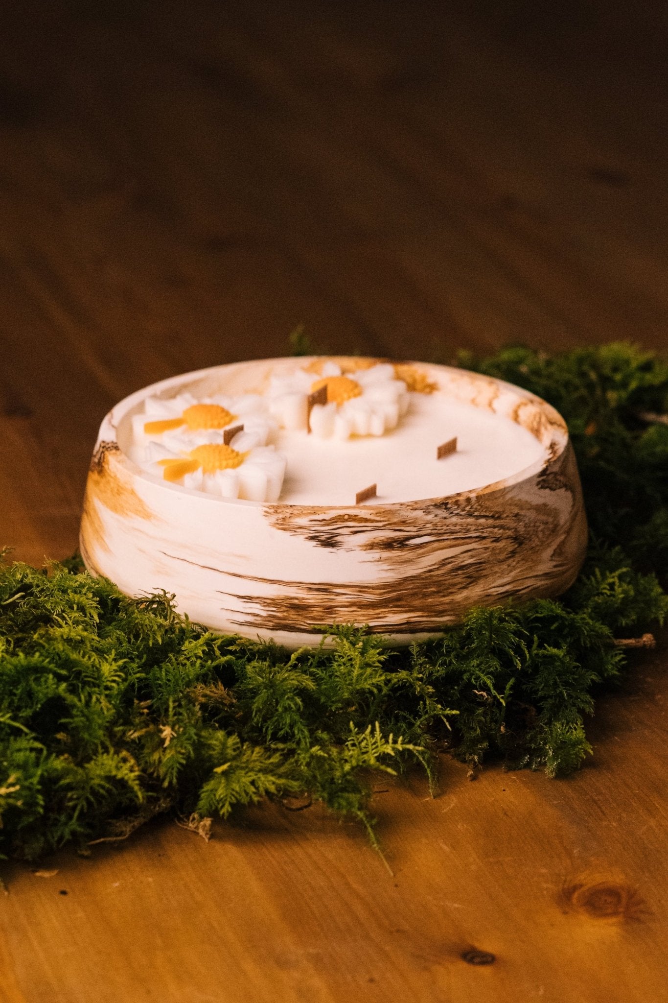herzton Herzfeuer Daisy Dream von oben, Gänseblümchen-Details und Holzdochte sichtbar