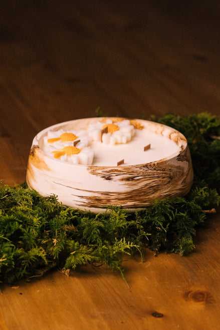 herzton Herzfeuer Daisy Dream von oben, Gänseblümchen-Details und Holzdochte sichtbar
