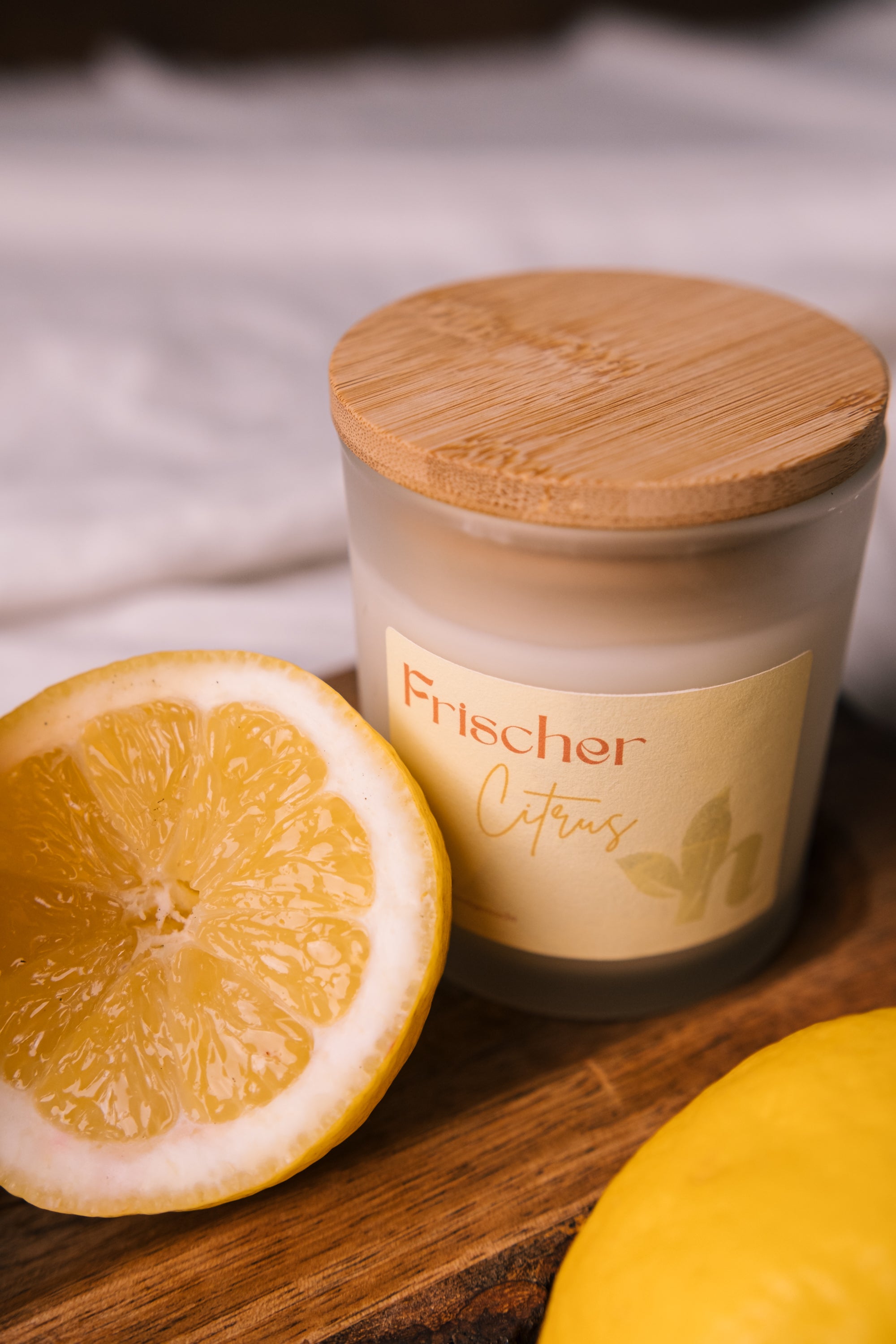herzton Frischer Citrus Kerze von oben mit frischen Zitronen