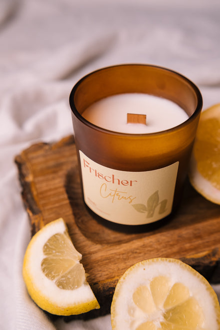 herzton Frischer Citrus seitlich mit Holzdocht und Bambusdeckel