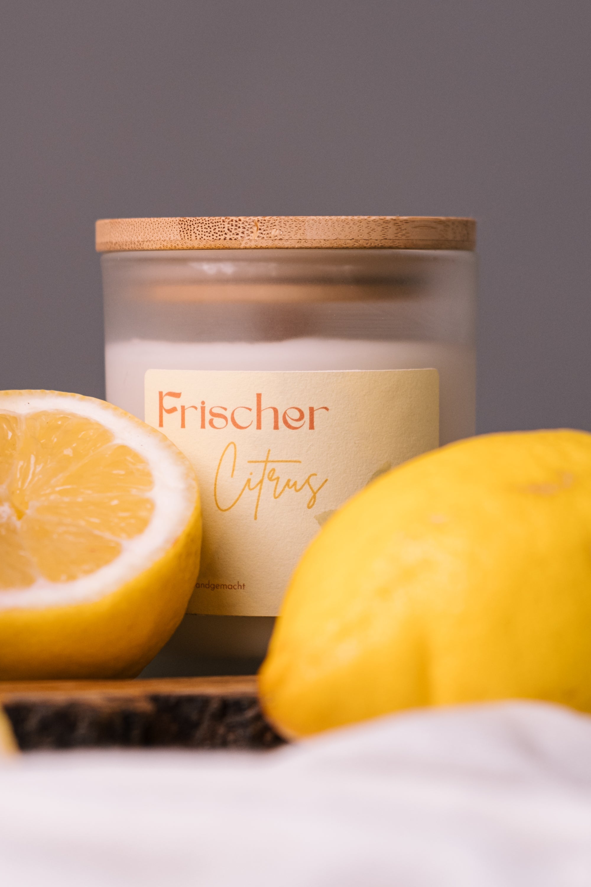 herzton Frischer Citrus im Freien auf Tisch, natürliches Licht