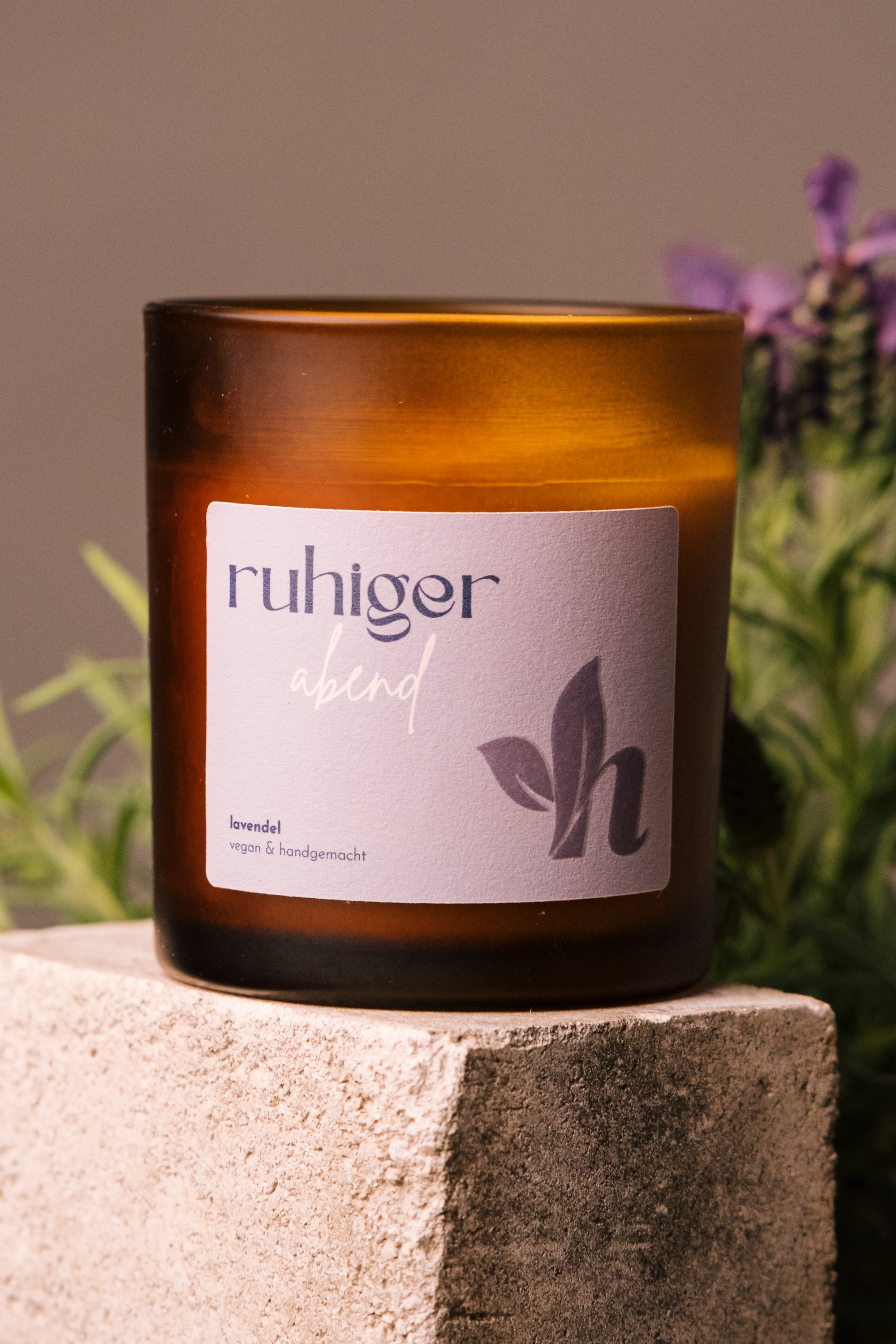 herzton Ruhiger Abend Kerze in Naturdekoration, Holz und Lavendel