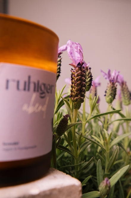 herzton Ruhiger Abend auf Holztisch mit Lavendel-Arrangement
