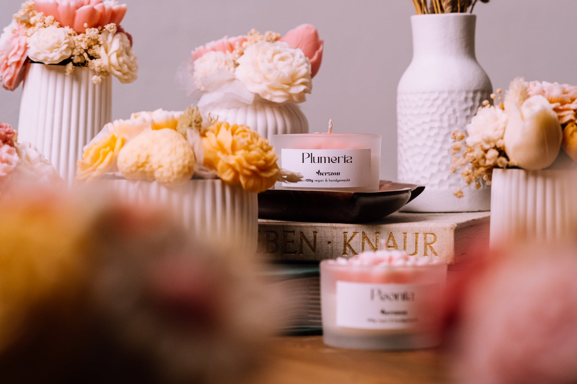 herzton Kerzen Plumeria und Peonia zwischen rosa und gelben Papierblumen, vegan und handgemacht, 100g