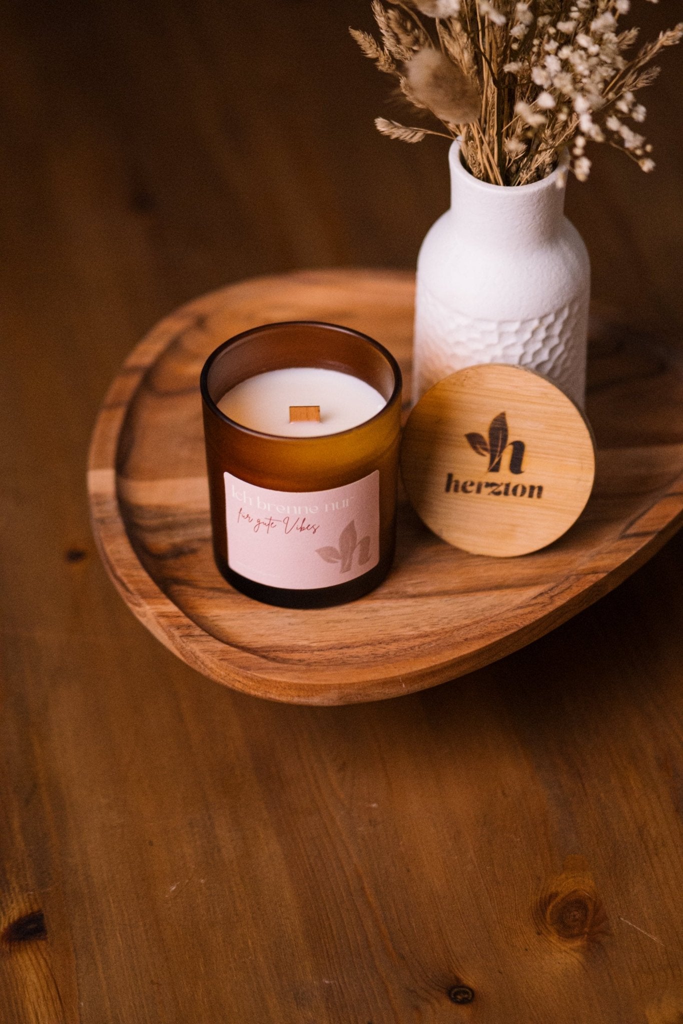 herzton Gute-Vibes-Kerze auf Holztablett, Bambusdeckel und weitere herzton Kerze im Hintergrund