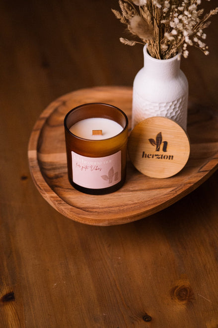 herzton Gute-Vibes-Kerze auf Holztablett, Bambusdeckel und weitere herzton Kerze im Hintergrund