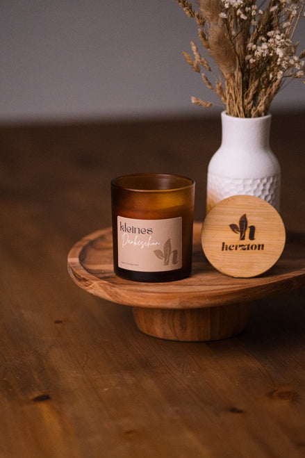 herzton Kleines Dankeschön Sojawachskerze im Bernsteinglas, Nahaufnahme Label mit Blattmotiv