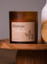 herzton Kerze Kleines Dankeschön im bernsteinfarbenen Glas mit warmem Label auf Holzsockel