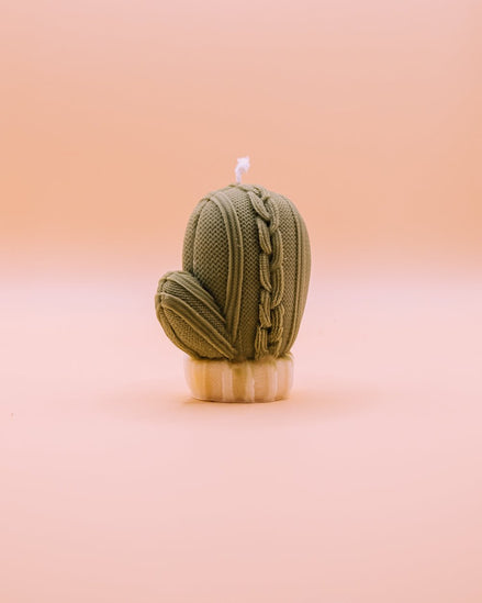herzton Knuffelhandschuh vegane Kerze, Seitenansicht mit detailliertem Strickmuster