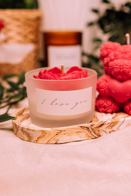 herzton Liebes-Botschaft im Frosted-Glas, rote Wachsblüte, Aufschrift I love you, auf marmoriertem Tablett