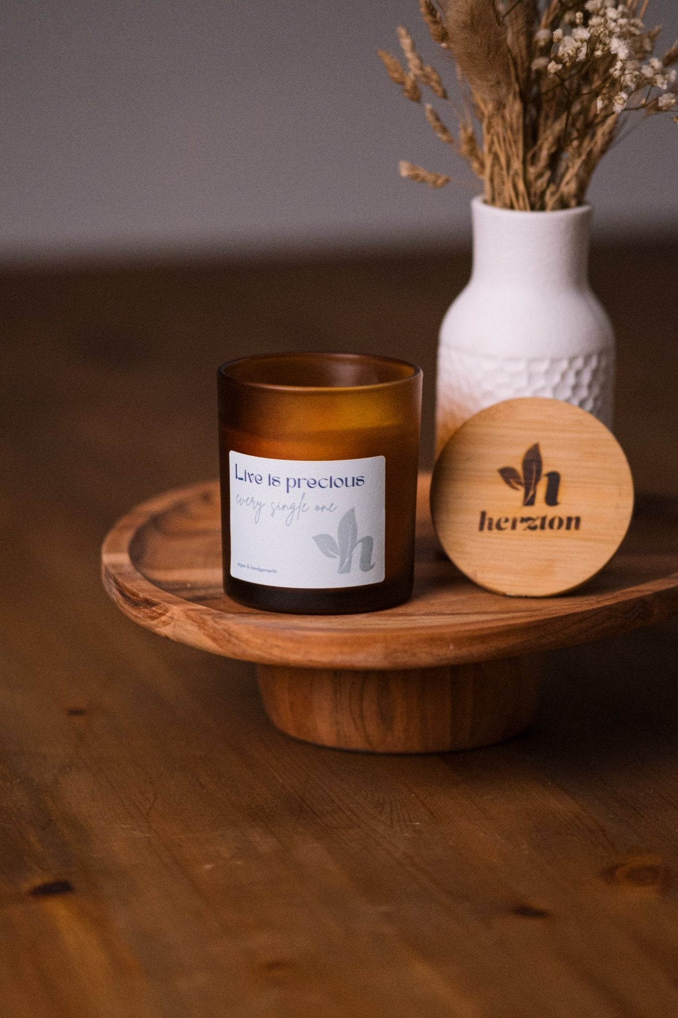 herzton Life is precious im Bernsteinglas, Detailaufnahme Etikett mit herzton Logo