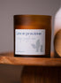 herzton Sojawachskerze im Bernsteinglas mit Aufschrift "Life is precious – every single one", auf Holztablett