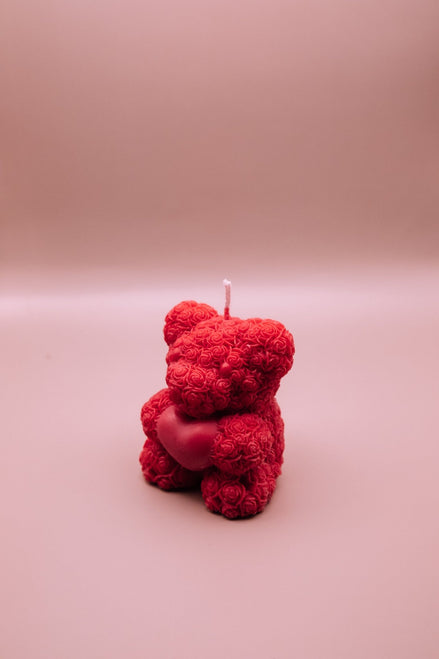 herzton Love Bear in Weiß, helles Sojawachs, Bär hält weißes Herz, Seitenansicht